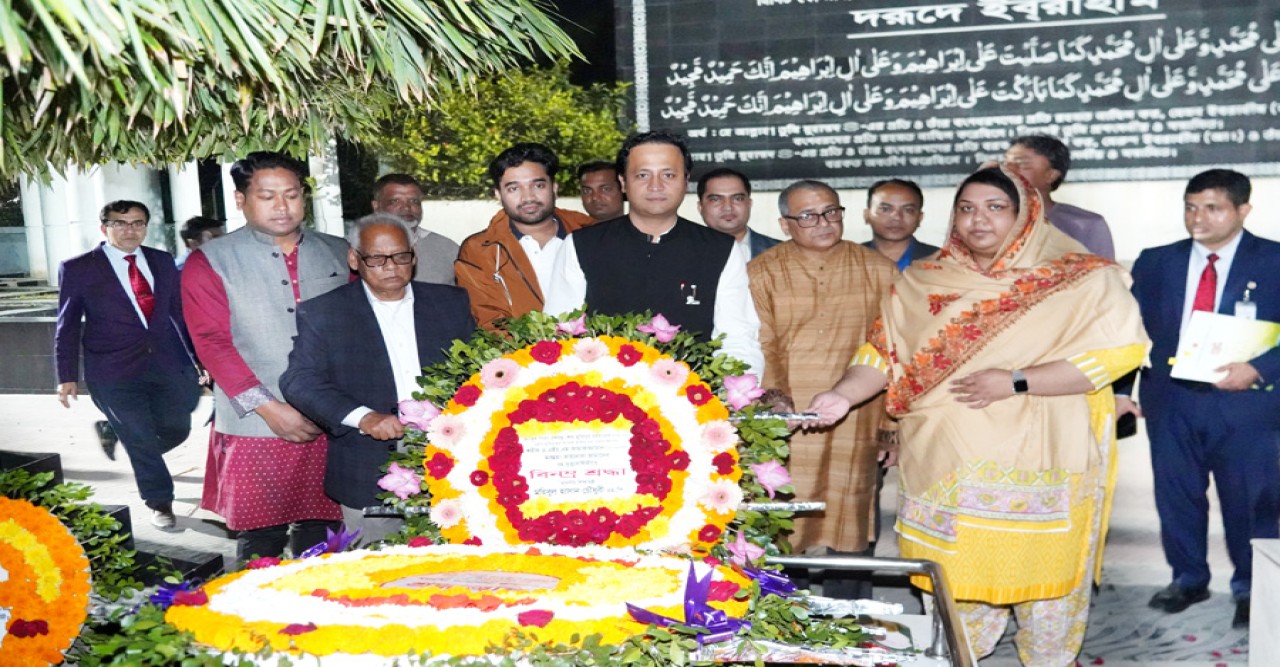 শহীদ কামারুজ্জামান ও জাহানারা জামানের সমাধীতে শিক্ষামন্ত্রীর শ্রদ্ধা নিবেদন