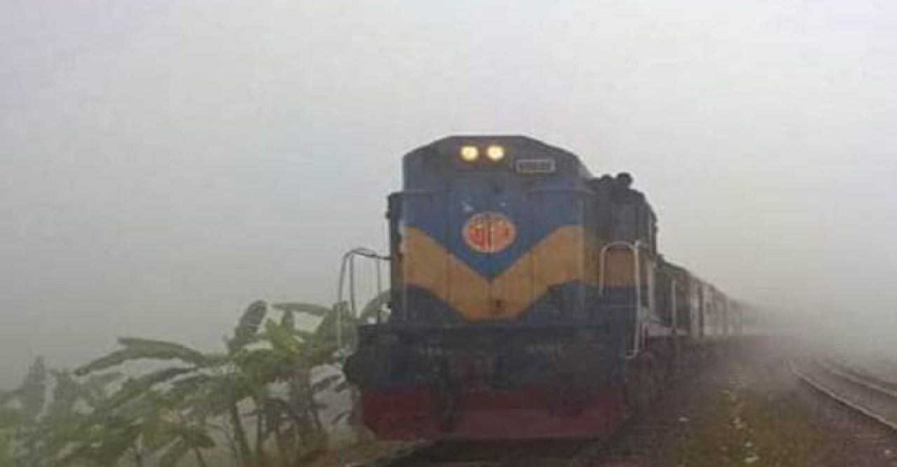 কুয়াশায়  ট্রেনের ধীরগতি