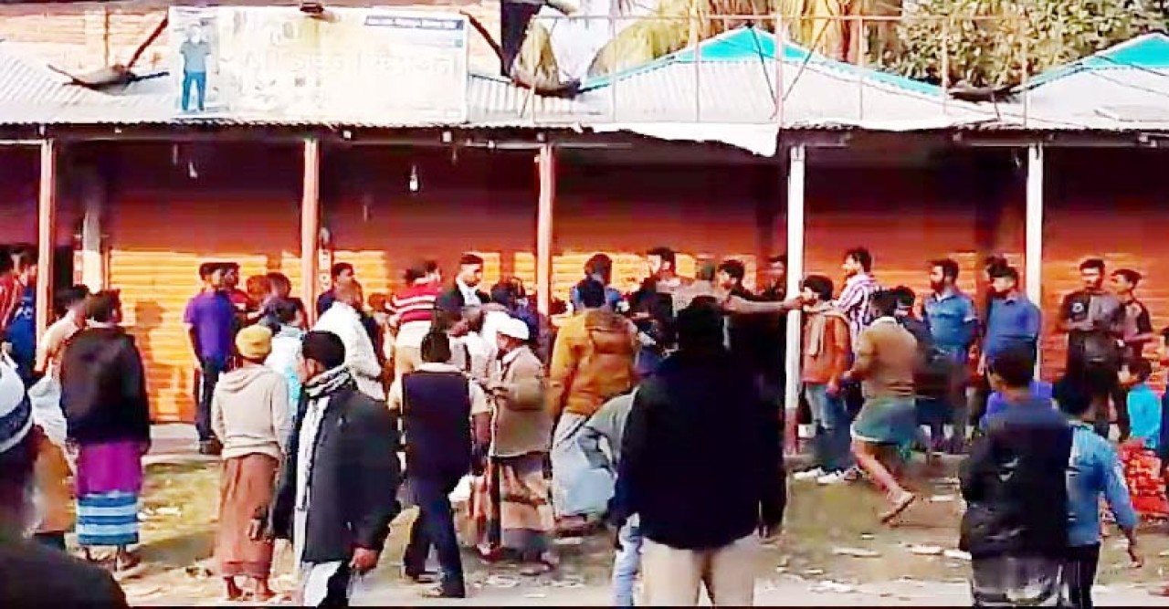 নোয়াখালীতে প্রতিবাদ সভায় হামলা
