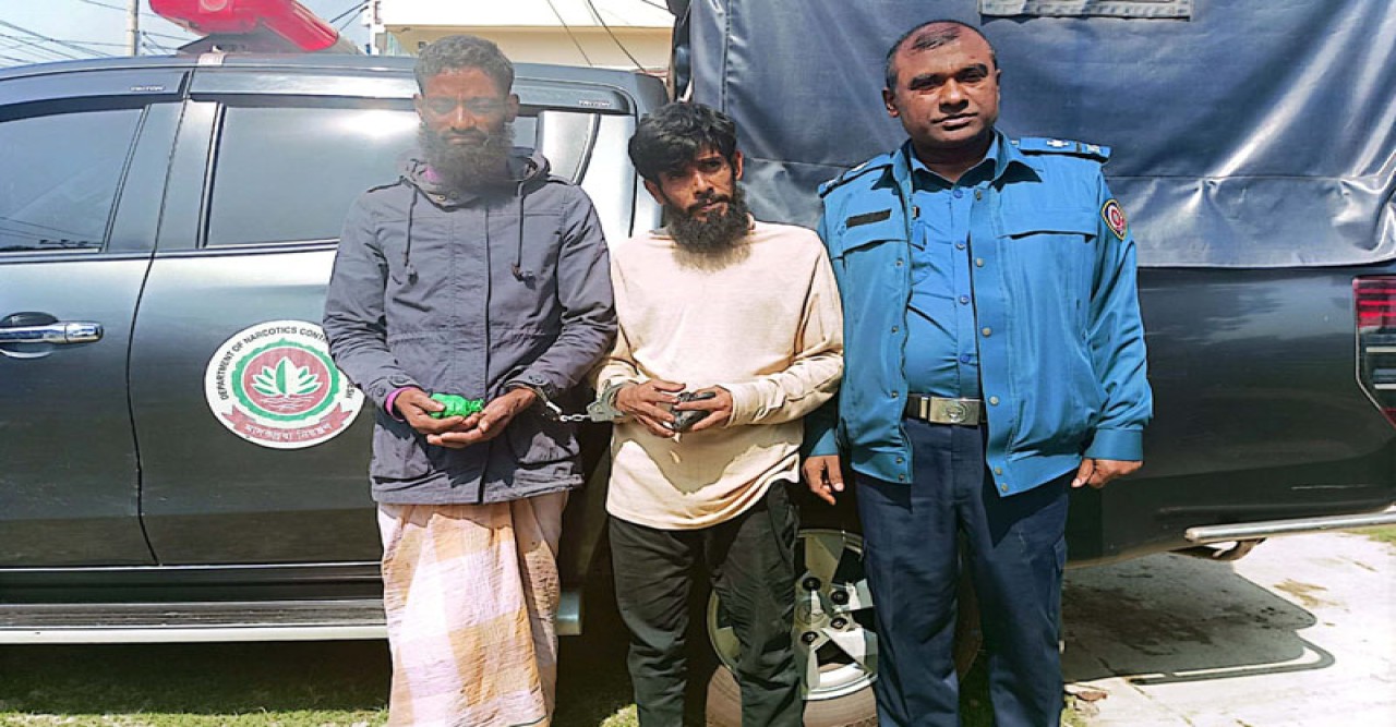 প্রকাশ্যে গাঁজা সেবন করায় দুই ব্যক্তিকে কারাদণ্ড