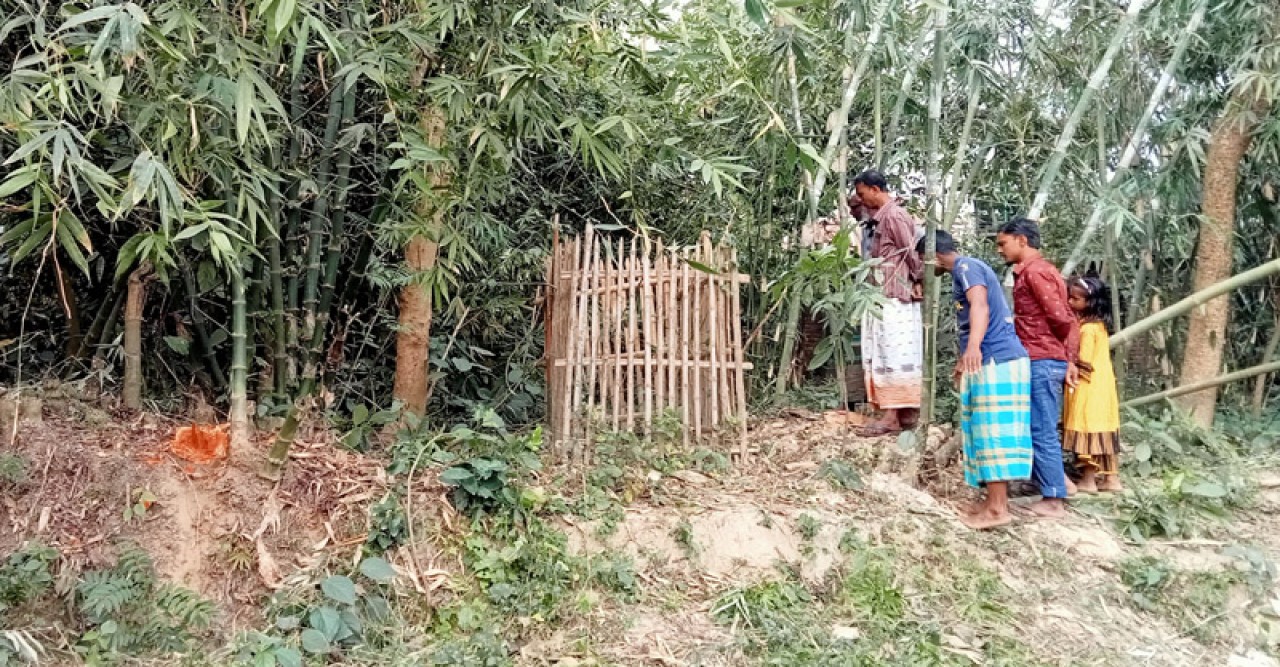 কবরস্থানের বেড়ার কাবাড়ি ঢুকে প্রাণ গেল দিনমজুরের