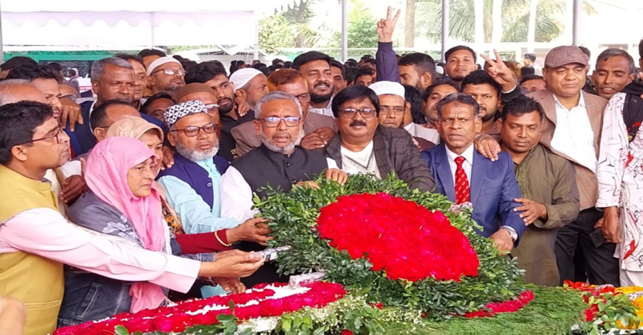 শপথ গ্রহণের পর বঙ্গবন্ধুর প্রতিকৃতিতে এমপি আসাদের শ্রদ্ধা