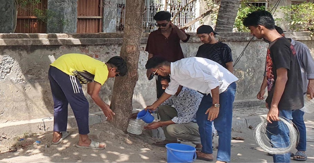 প্রচন্ড তাপদাহে পথের কুকুরের জন্য রাস্তার পাশে পানির ব্যবস্থা