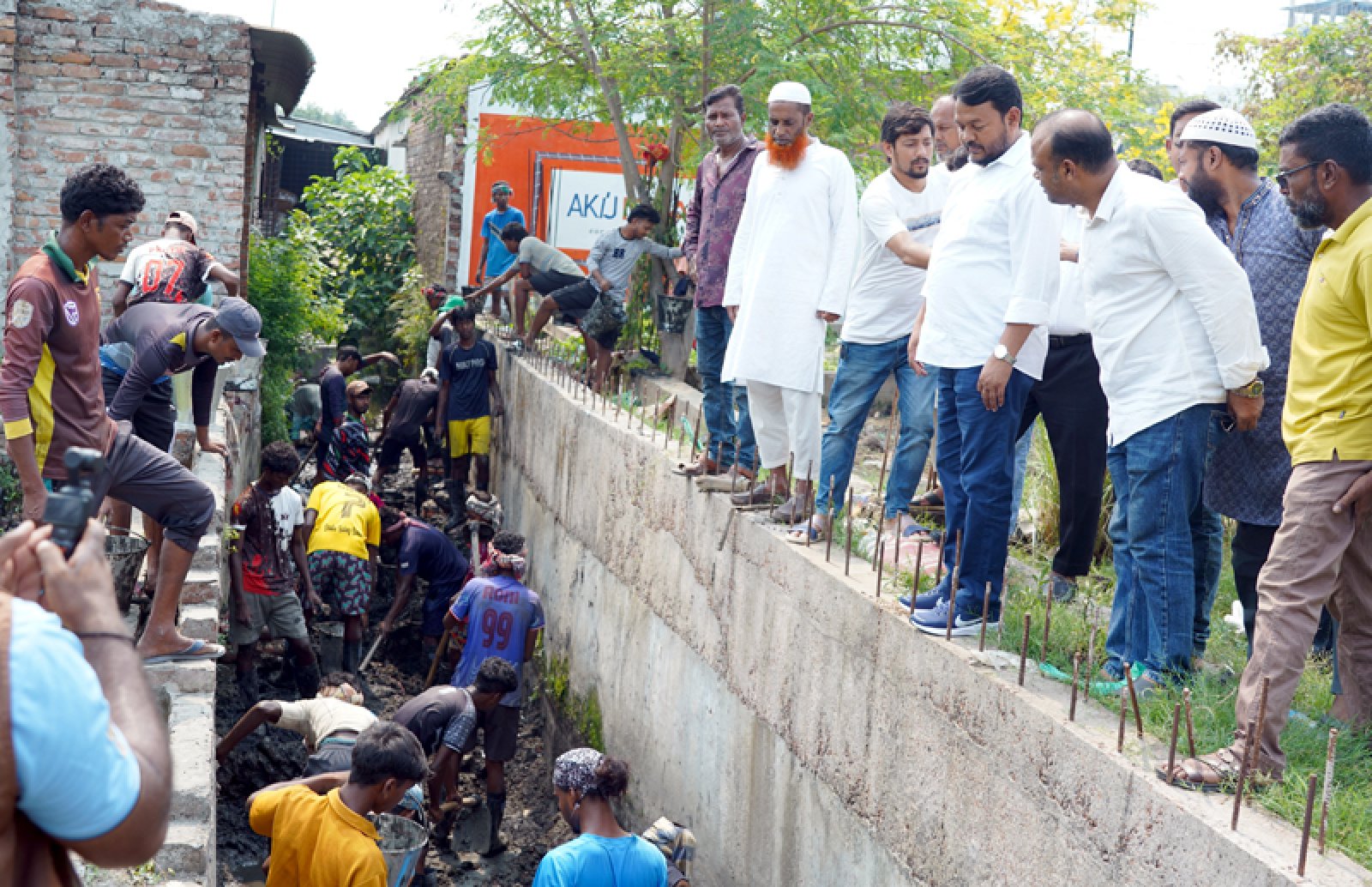 রাসিক প্রশাসকের ড্রেন পরিষ্কার কার্যক্রম পরিদর্শন