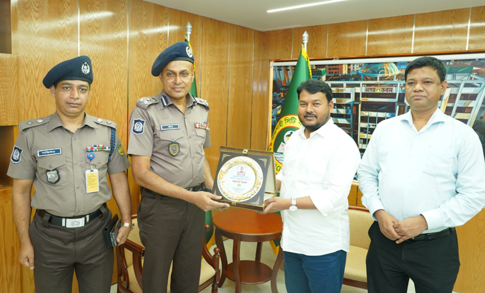 আরএমপি কমিশনার ও রাসিক প্রশাসকের  শুভেচ্ছা ও সম্মাননা স্মারক বিনিময়