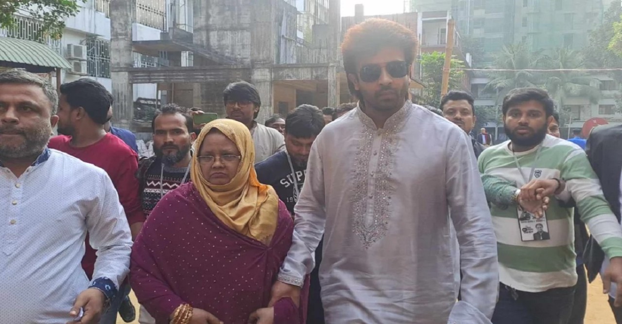 দেশে ফিরেই ভোটকেন্দ্রে শাকিব, যা বললেন ভোট দিয়ে