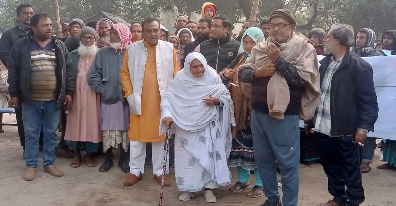শতবর্ষী মাকে নিয়ে ভোট দিলেন স্বতন্ত্র প্রার্থী কামারুল