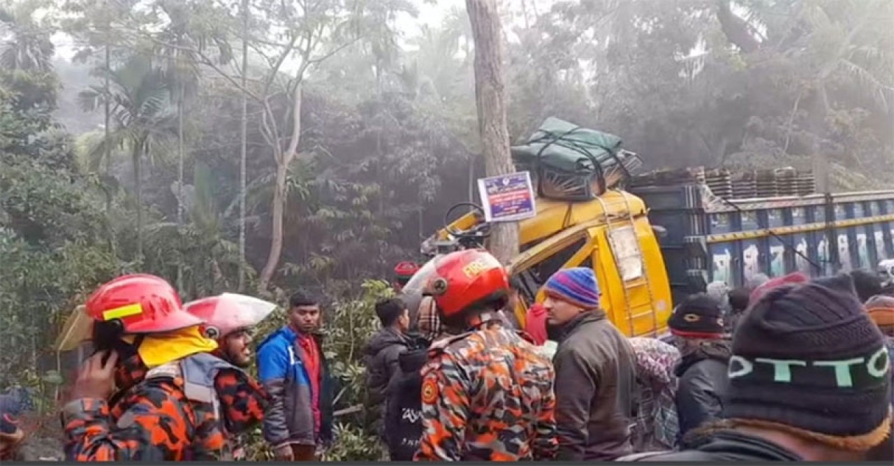 বাগেরহাটে একটি ট্রাক নিয়ন্ত্রণ হারিয়ে খাদে পড়ে চালক নিহত