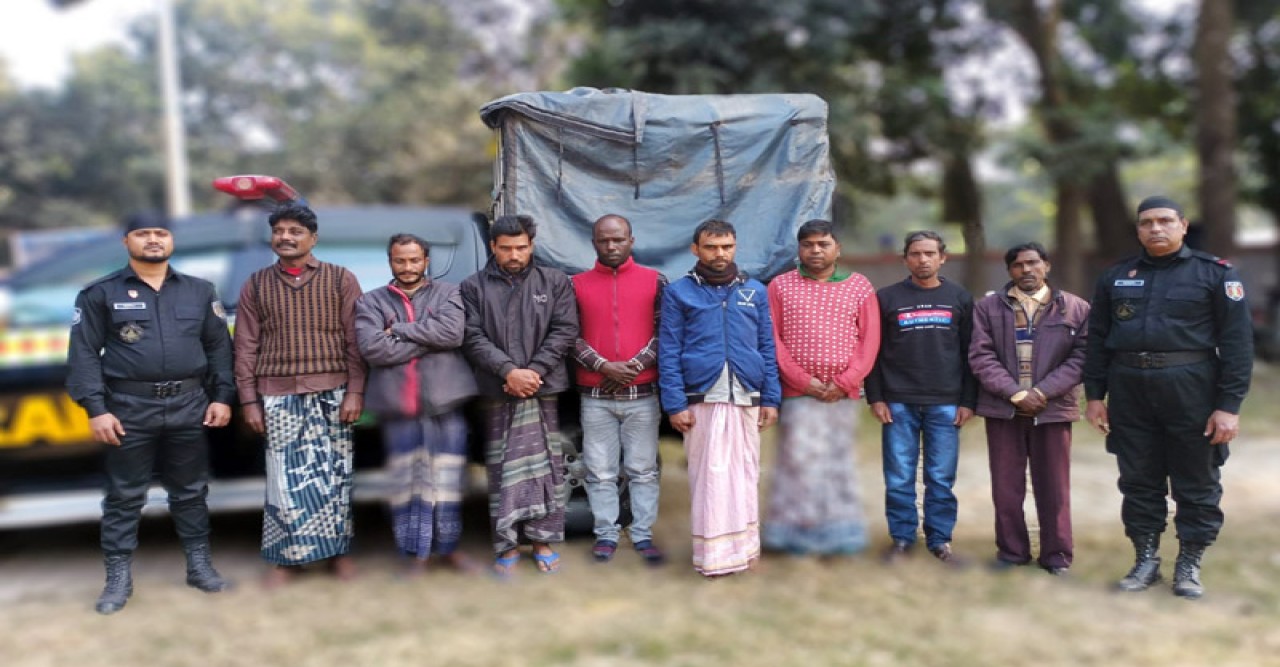গোমস্তাপুরে ৮ মাদক সেবি  আটক