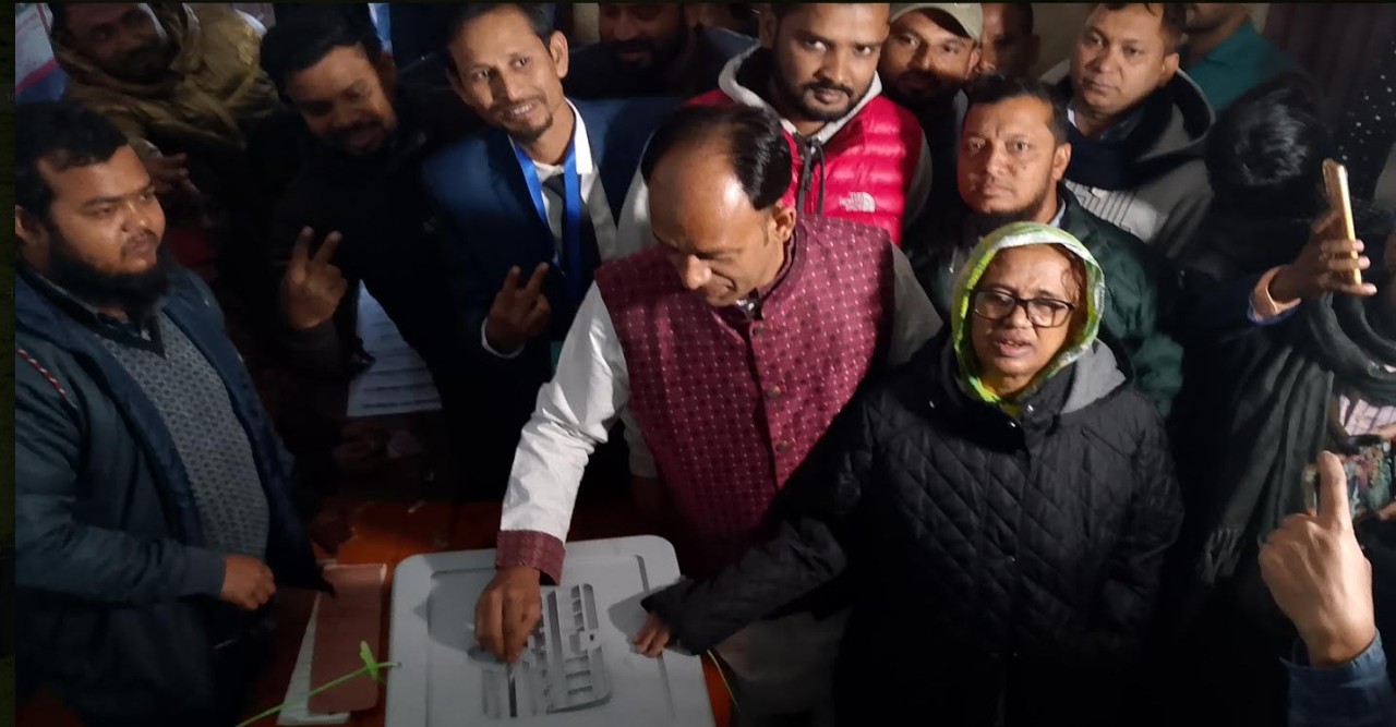 নিজ কেন্দ্রে ভোট দিলেন ব্যারিস্টার সুমন