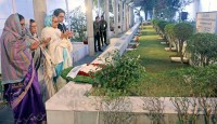 বনানীতে নিহত স্বজনদের প্রতি প্রধানমন্ত্রীর শ্রদ্ধা