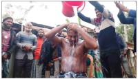 স্বতন্ত্র প্রার্থী নির্বাচিত হওয়ায় যুবকের দুধ দিয়ে গোসল