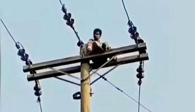 মোবাইল না দেওয়ায় বিদ্যুতের পোলে উঠে কিশোরের আত্মহত্যার চেষ্টা