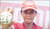 ০ রানে ৭ উইকেট নিয়ে অভিষেকেই বিশ্বরেকর্ড