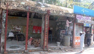 রাজশাহী–ঢাকা মহাসড়কে রোদ-বৃষ্টিতে যাত্রী ভোগান্তি, দখলে সরকারি জায়গা