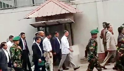 সচিবালয় থেকে হেঁটে ওসমানী মিলনায়তনে গেলেন