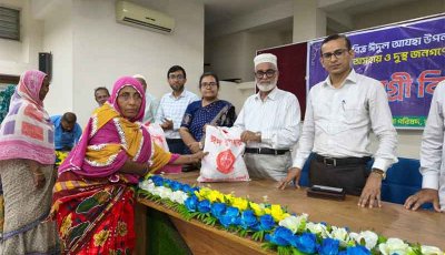 গোদাগাড়ীতে জেলা পরিষদের উদ্যোগে ৮০টি দুস্থ পরিবার পেল ঈদের সামগ্রী