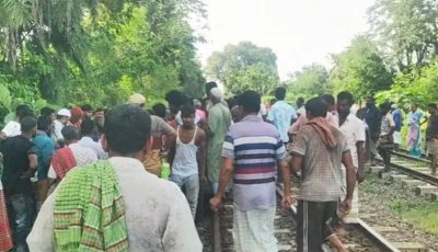 রেললাইনে বসে মোবাইলে কথা বলার সময় ট্রেনে কাটা পড়লেন ব্যবসায়ী