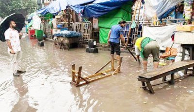 বৃষ্টি-জলাবদ্ধতায় ভোগান্তিতে দিনের শুরু