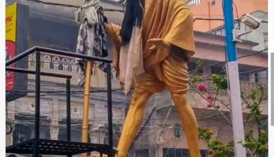 গান্ধীজির মূর্তির মুখে কালো কাপড়, উত্তপ্ত পশ্চিমবঙ্গ