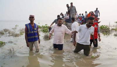 রাজশাহীতে বন্যার্তদের পাশে রাসিক প্রশাসক, ত্রাণ ও জরুরি ওষুধ বিতরণ