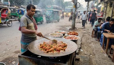 রাস্তার ধুলায় ভাজা হচ্ছে চিকেন চাপ, স্বাস্থ্যঝুঁকি নিয়ে প্রশ্ন