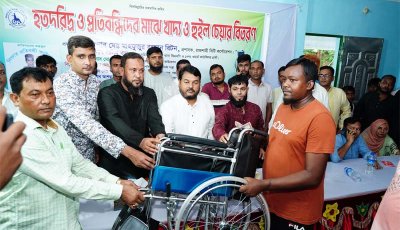 হতদরিদ্র ও প্রতিবন্ধীদের মাঝে খাদ্য সামগ্রী ও  হুইলচেয়ার বিতরণ করলেন রাসিক প্রশাসক