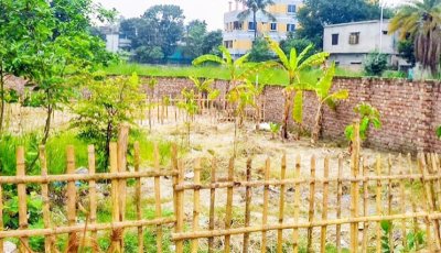 রাজশাহীতে  ইটের প্রাচীরের ভেতর বাঁশের বেড়া দিয়ে জমি দখল
