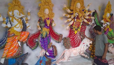 নিয়ামতপুরে শেষ মুর্হূতে প্রতিমা তৈরিতে ব্যস্ত  শিল্পীরা