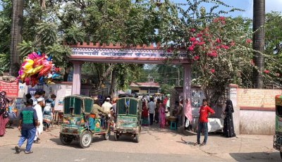 ৫ দফা দাবিতে রাজশাহী মেডিকেল কলেজ হাসপাতালে ইন্টার্ন চিকিৎসকদের কর্মবিরতি