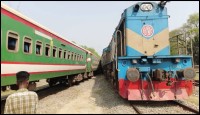 রাজশাহী ওয়াশপিটে  দুই ট্রেনের সংঘর্ষে লাইনচ্যুত দুই ট্রেন