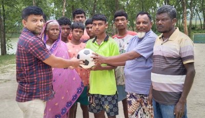 গোমস্তাপুরে ফুটবল পেয়ে ধন্যবাদ জানালেন মতিউর রহমান চেয়ারম্যানকে