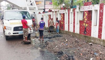 রাসিক প্রশাসকের নির্দেশনায়  ওয়ার্ড পর্যায়ে ড্রেনের কাদামাটি  অপসারণ কার্যক্রম অব্যাহত