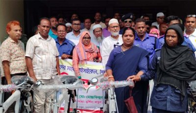 নিয়ামতপুরে গ্রাম পুলিশের মাঝে সাইকেল বিতরণ