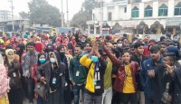 সরকার নির্ধারিত বেতনের দাবিতে গাজীপুরে শ্রমিকদের বিক্ষোভ