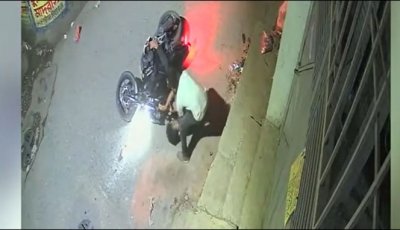 মোটরসাইকেল চালককে আহত করার ঘটনায় গ্রেপ্তার ২