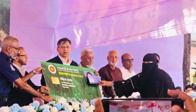 টেকনাফে ১ হাজার ৬৯৮ জন কৃষকের মাঝে কৃষক কার্ড তুলে দিলেন স্বরাষ্ট্রমন্ত্রী