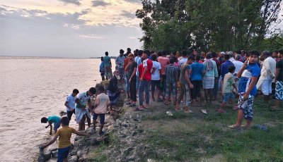 শিবগঞ্জে পদ্মা নদীর ভাঙন রোধে স্থায়ী বাঁধ নির্মাণের দাবিতে মানববন্ধন