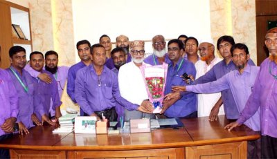 রাজশাহী জেলা পরিষদ প্রশাসক এরশাদ আলী ঈশাকে   আইনজীবী সহকারী সমিতির ফুলেল শুভেচ্ছা