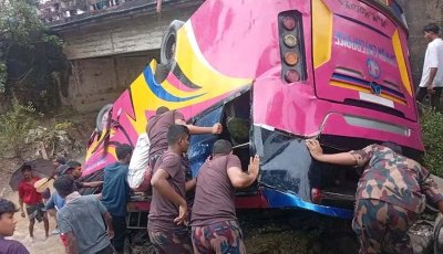 টেকনাফে দুর্ঘটনাকবলিত বাস যাত্রীদের উদ্ধারে বিজিবি