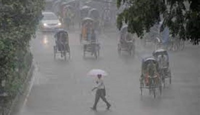 রাজধানীতে  মুষলধারে বৃষ্টি, বিপাকে অফিসগামীরা