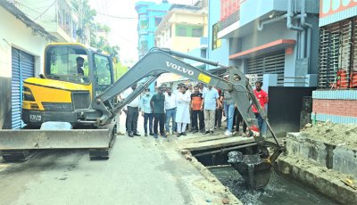 এক্সাভেটর দ্বারা প্রাইমারি ও সেকেন্ডারি  ড্রেনের কাদামাটি অপসারণ কার্যক্রম পরিদর্শনে রাসিক প্রশাসক
