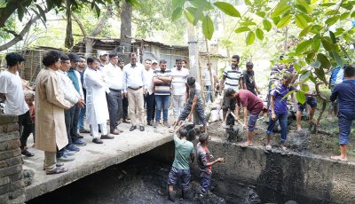 নগরীতে ড্রেন পরিস্কারকরণ কার্যক্রম পরিদর্শনে রাসিক প্রশাসক