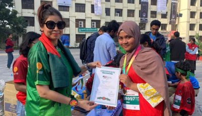 তিন শতাধিক কিশোর-কিশোরীর সঙ্গে দৌঁড়ালেন বিশ্বভ্রমণকারী নাহার