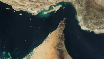 হরমুজ প্রণালিতে ঢোকার আগে ঘুরে গেছে যুক্তরাষ্ট্রের জাহাজ