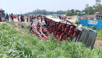 ঢাকা-টাঙ্গাইল মহাসড়কে বাস খাদে,  আহত ১৭