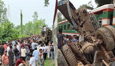 ট্রাকের সঙ্গে ট্রেনের ধাক্কা