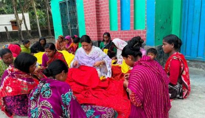আদিবাসী নারীদের স্বাবলম্বিতা ও শিশুদের ভবিষ্যৎ গড়ার নীরব কারিগর সুমি মুর্মু