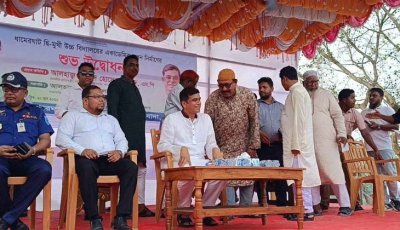 মঞ্চে নির্ধারিত চেয়ারে না বসে, বসলেন প্লাস্টিক চেয়ারে বসলেন