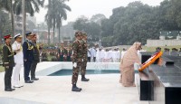 সশস্ত্র বাহিনীর বীর শহীদদের প্রতি প্রধানমন্ত্রীর শ্রদ্ধা